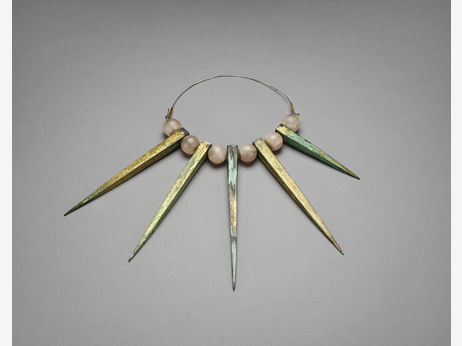 Bernhard Schobinger, Lightning Rod Necklace, 1990, lightning conductor, fire-gilded copper, rose quartz, stainless steel, and gold, the Museum of Fine Arts, Houston, promised gift of the Rotasa Collection Trust. © Bernhard Schobinger; photo: Thomas R. DuBrock